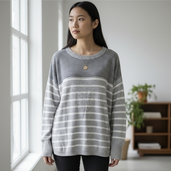 CROWN & IVY | LIGHTWEIGHT COTTON BLEND BACK ZIP OVERSIZED SWEATER - Picture 2 of 13